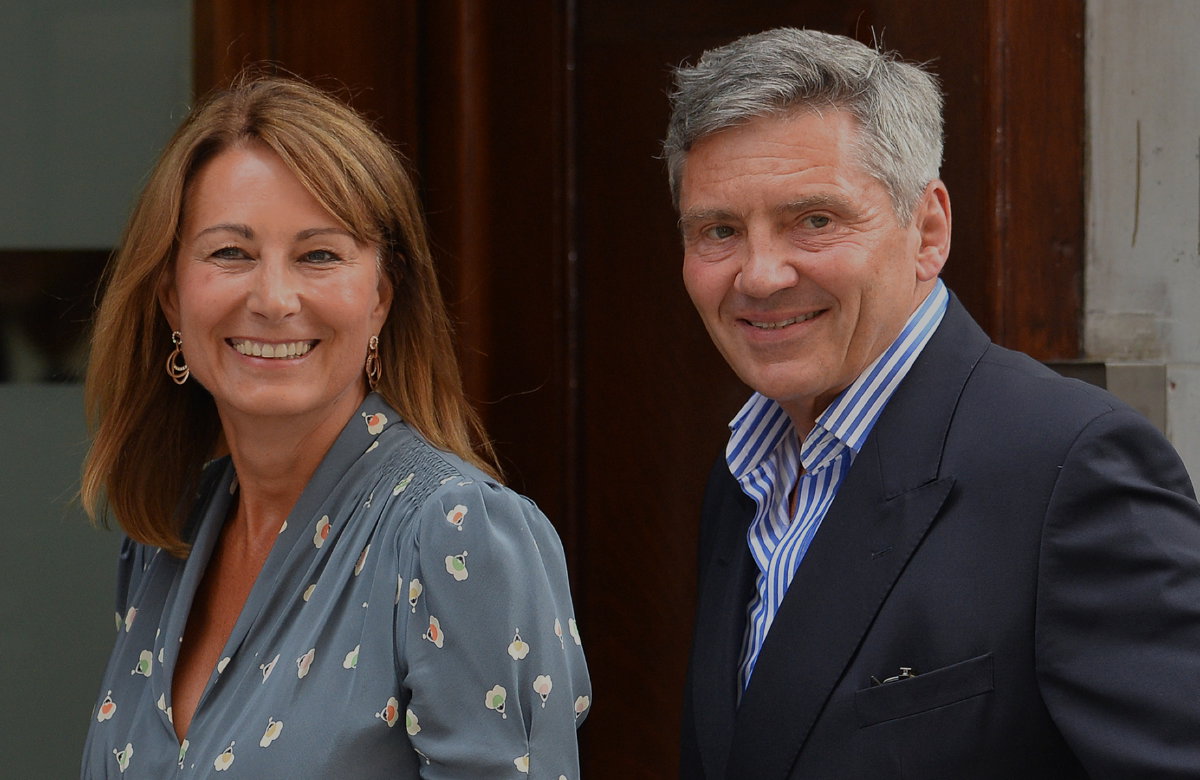 Carole und Michael Middleton, Prinzessin Kates Eltern lächeln, als sie ihre Tochter im Krankenhaus besuchen.