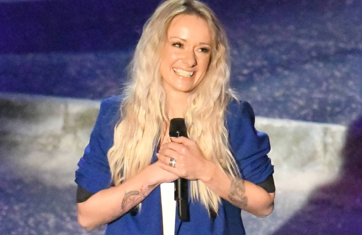 Christin Stark lacht, hält Mikrofon in der Hand