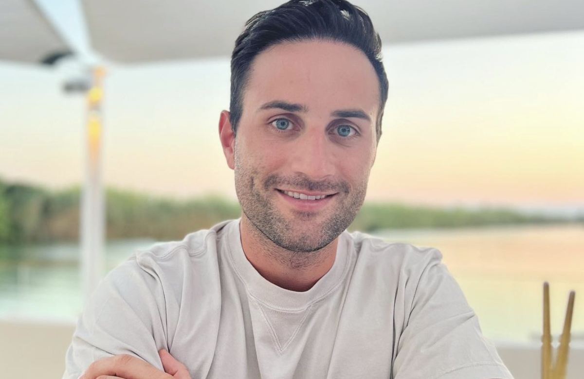 David Suppes macht ein Selfie vor einem See