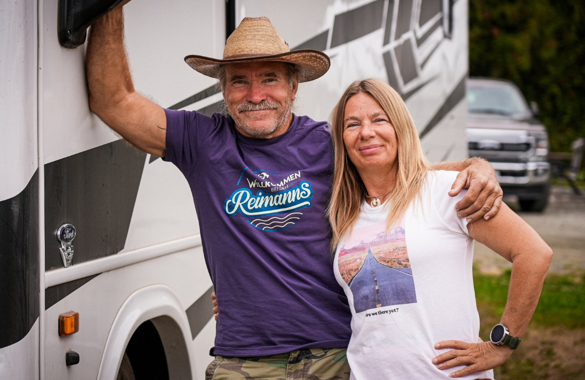 Konny und Manu Reimann stehen vor einem Wohnwagen
