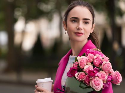 "Emily in Paris": Lily Collins schwört auf DIESE LED-Maske