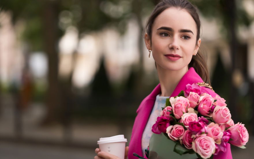 Emily in Paris mit rosa Rosen