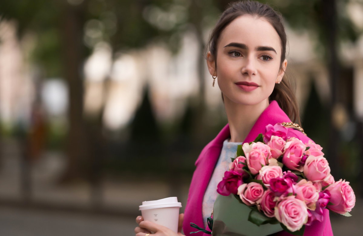 Emily in Paris mit rosa Rosen