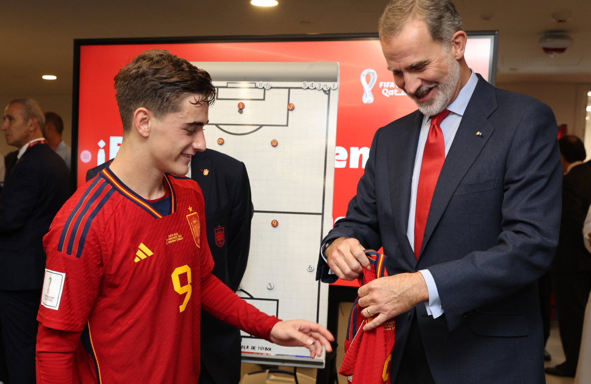 König Felipe von Spanien mit Fußballer Gavi bei der WM