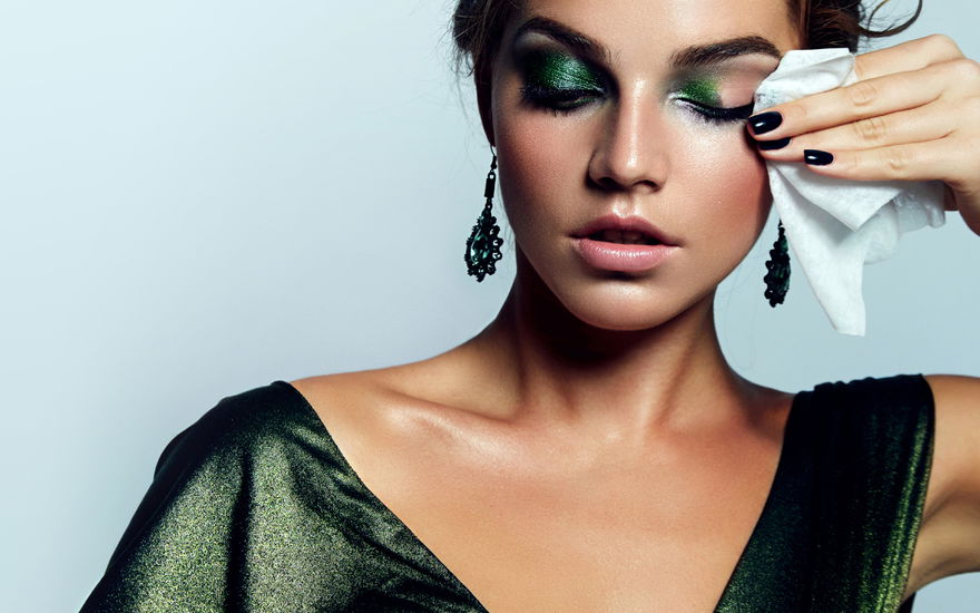 Frau entfernt Augen-Make-up