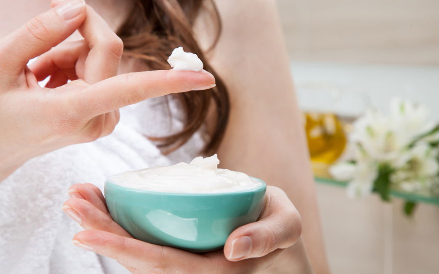 Frau mit gefüllter Creme-Schüssel in der Hand