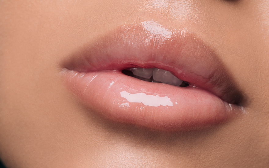 Frau mit glänzenden Lippen