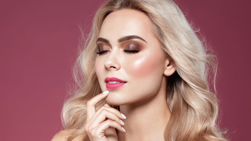 Blondine mit Highlighter und Rouge