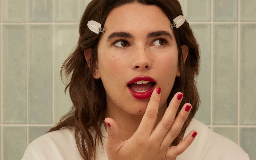 Frau mit Viva Magenta Make-up