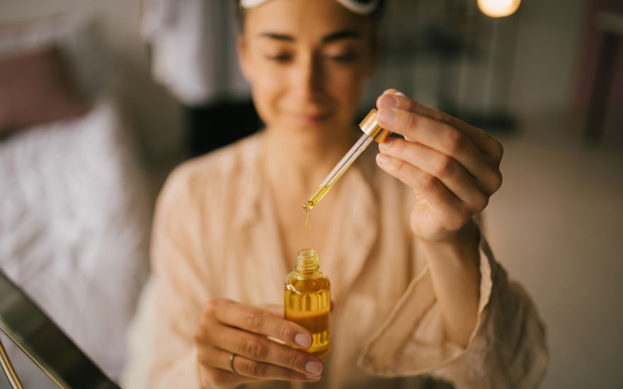 Frau mit Öl-Pipette