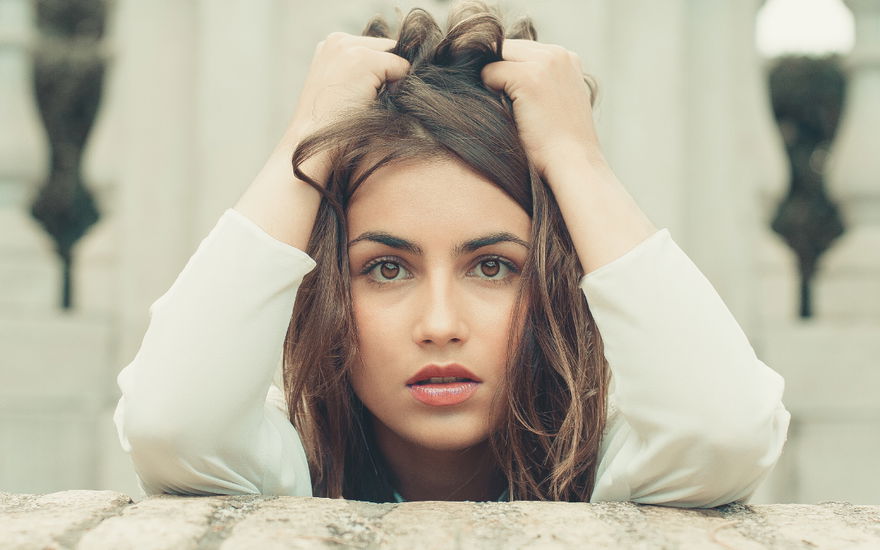 Frau rauft sich Haare