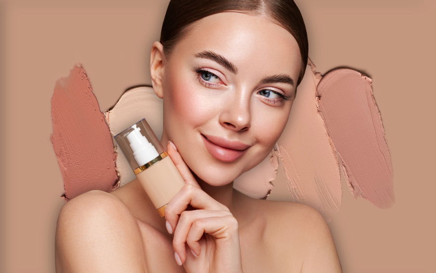 Frau mit Foundation in der Hand vor Make-up-Streifen