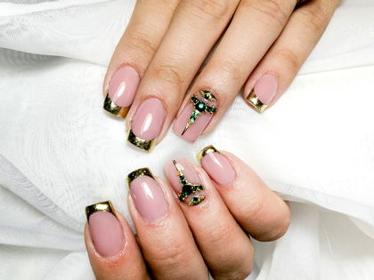 Nagellack-Trend: Wir starten mit goldenen Nagel-Spitzen ins neue Jahr