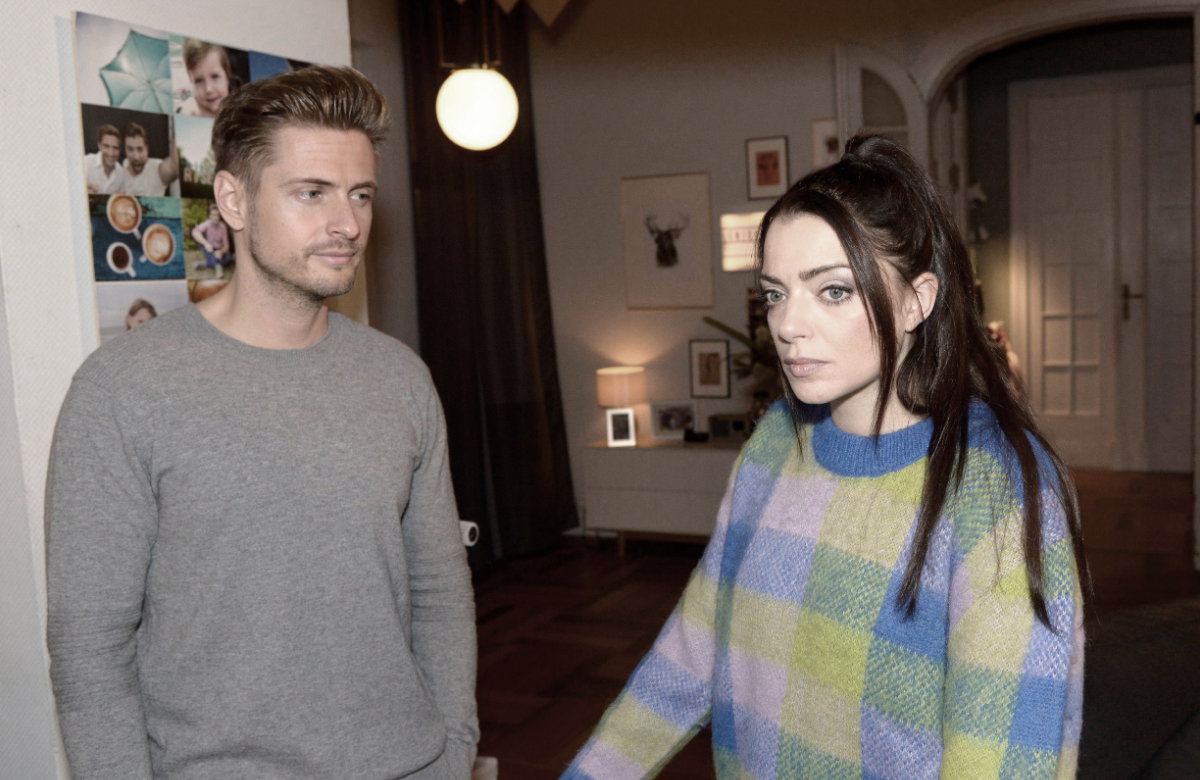 Philip schaut Emily bei GZSZ fragend an