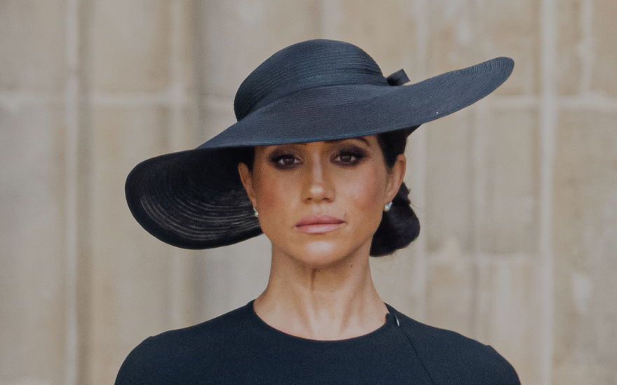 Herzogin Meghan schaut bei der Beerdigung von Queen Elizabeth II. bitter.