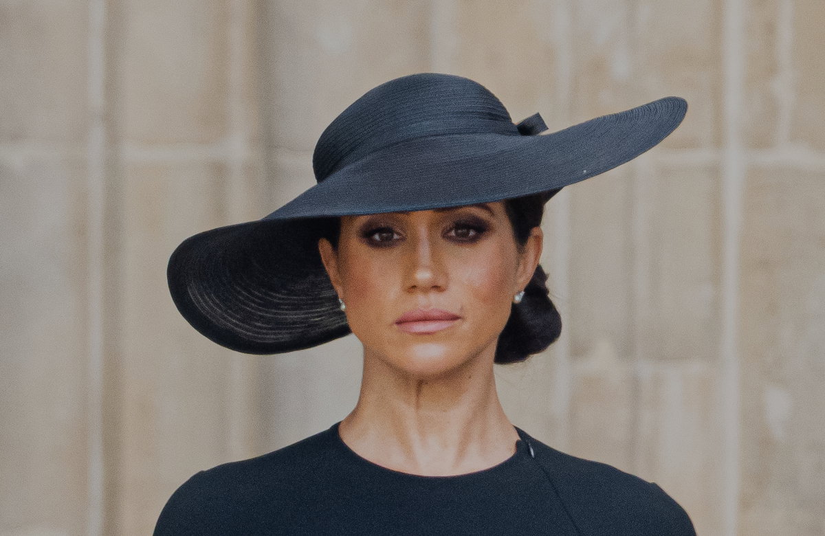 Herzogin Meghan schaut bei der Beerdigung von Queen Elizabeth II. bitter.