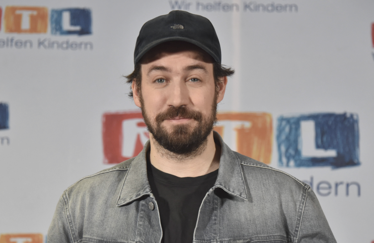 Jan Köppen posiert mit einem Cap