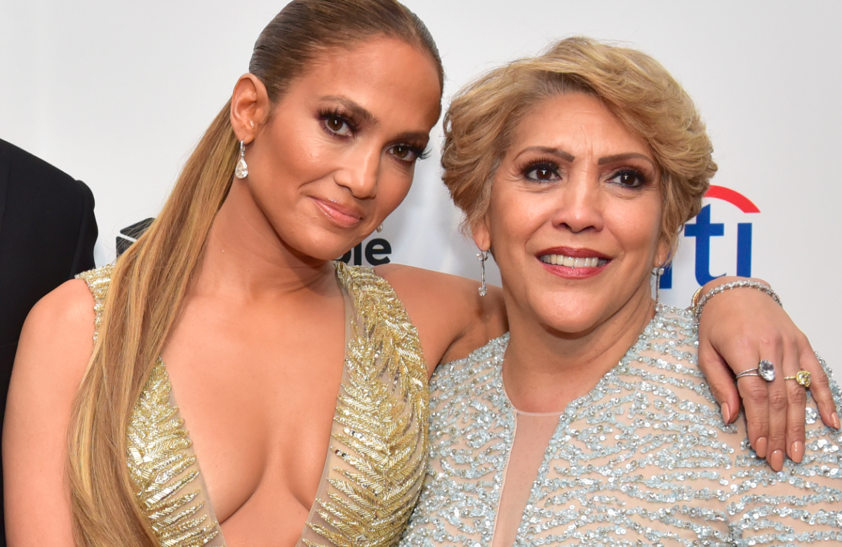 Jennifer Lopez mit ihrer Mama Arm in Arm
