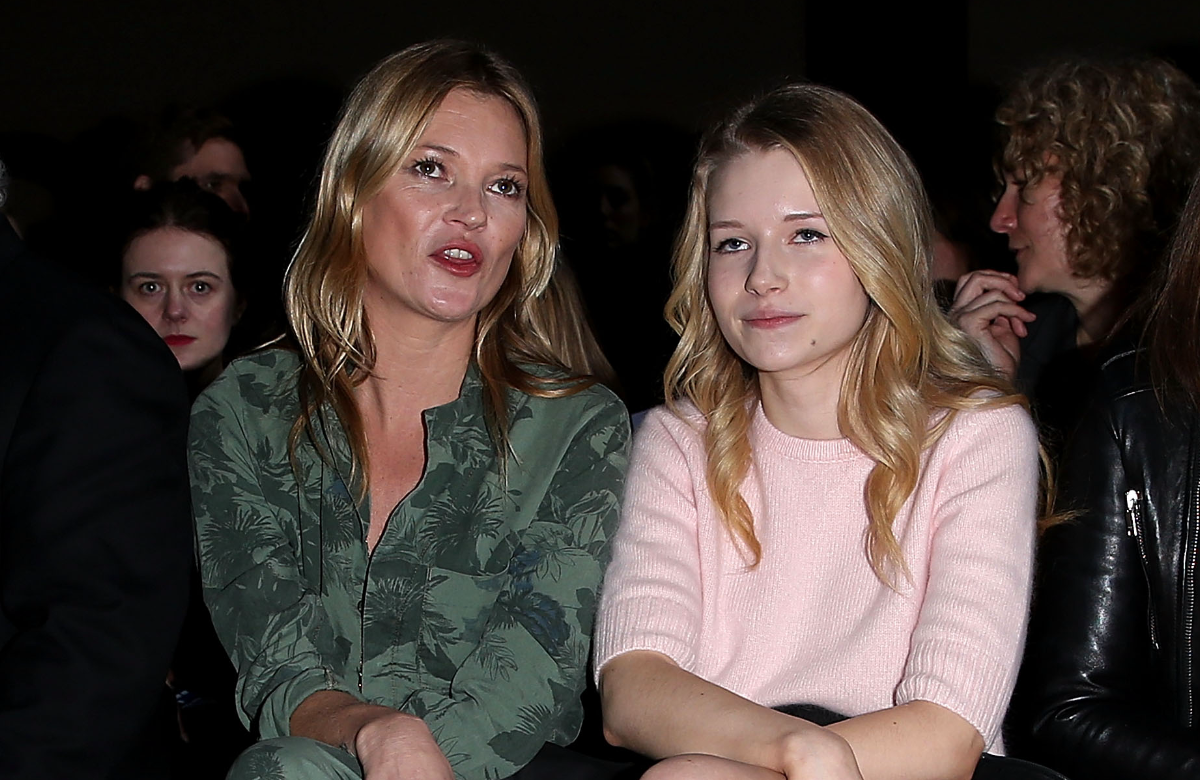 Kate und Lottie Moss sitzen nebeneinander