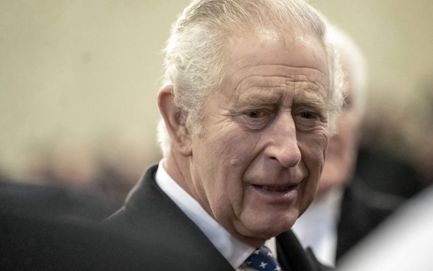 König Charles III. guckt traurig