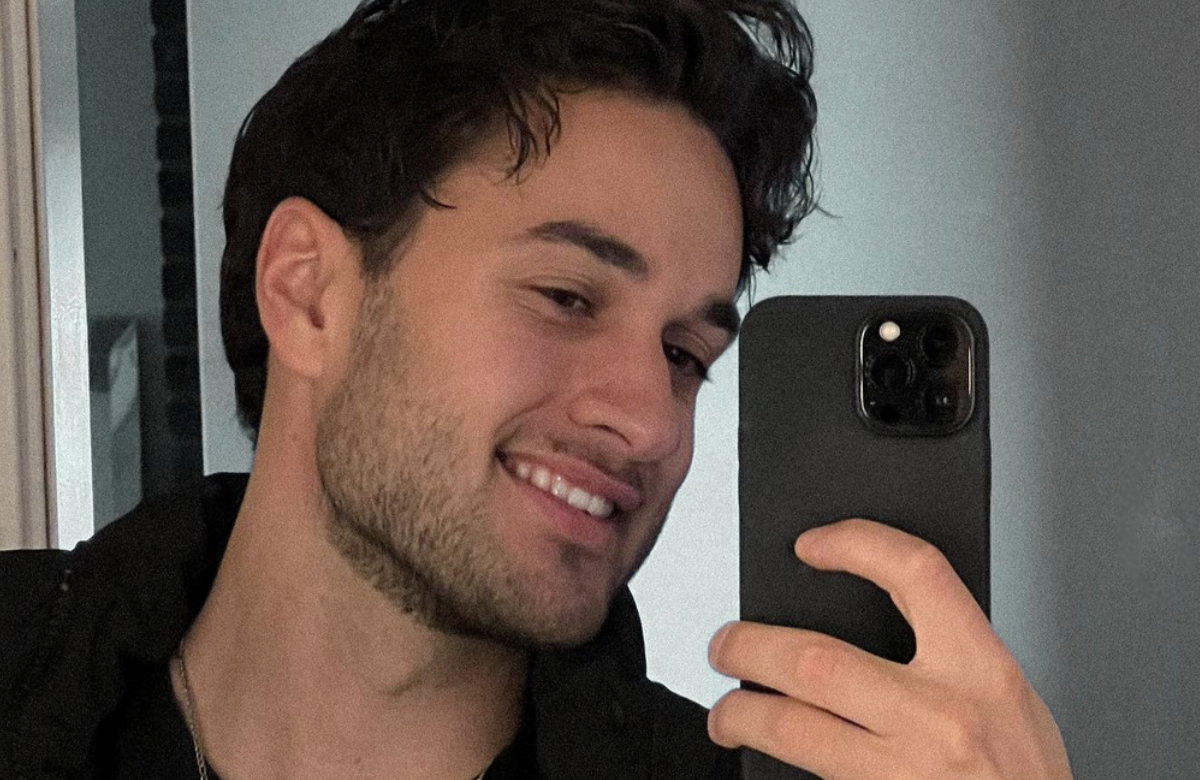 Leander Sacher lächelt bei Spiegel-Selfie.