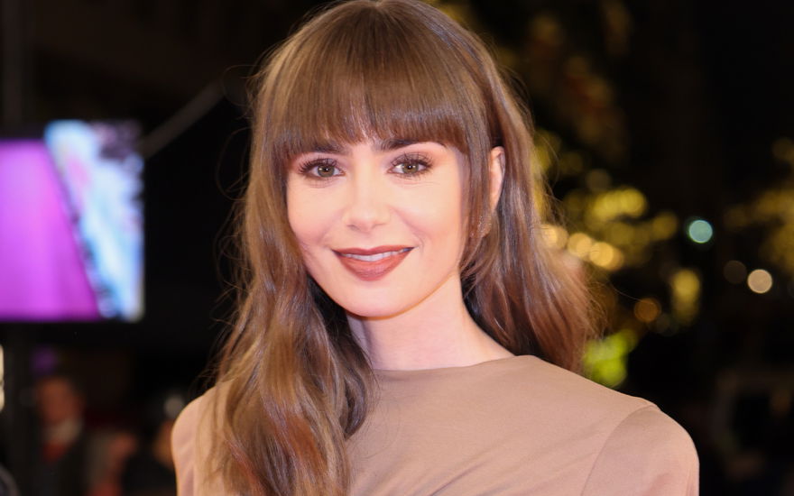 Lily Collins bei "Emily in Paris"-Premiere mit braunem Lippenstift