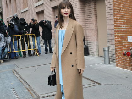 "Emily in Paris": DIESE 5 Dinge hat Lily Collins in ihrer Handtasche