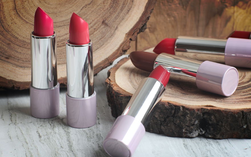 Lippenstifte auf Holz