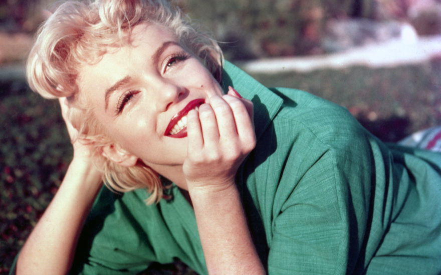 Marilyn Monroe lächelt zur Seite