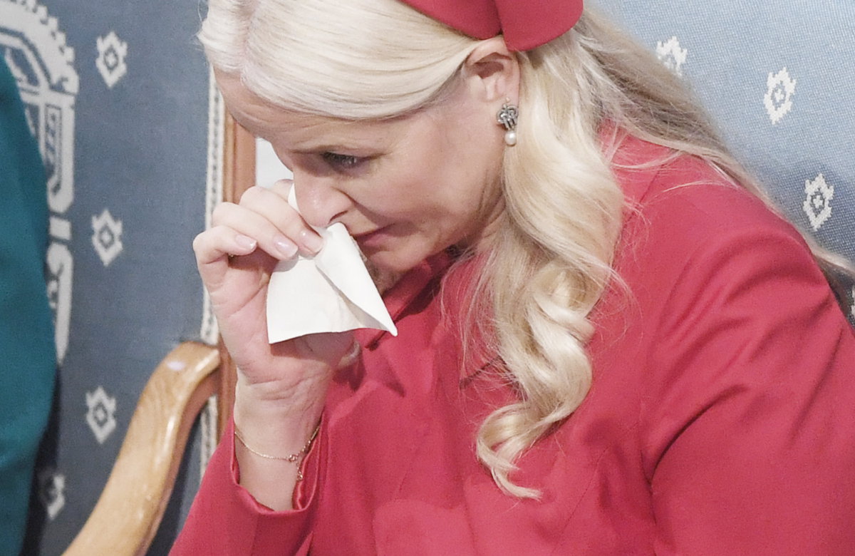 Prinzessin Mette-Marit von Norwegen wischt sich mit Taschentuch Tränen aus dem Gesicht