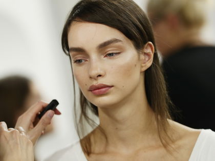 Laut Make-up-Artist: DAS sind die 3 besten Drogerie-Foundations