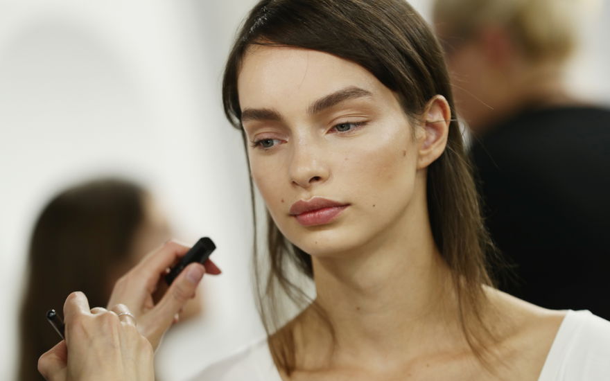 Model wird geschminkt