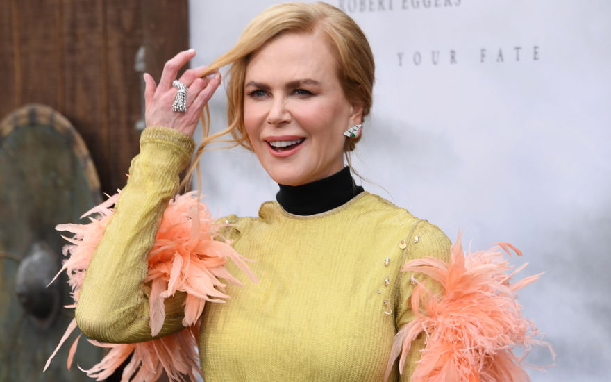 Nicole Kidman streicht Haarsträhne aus Augenbrauen