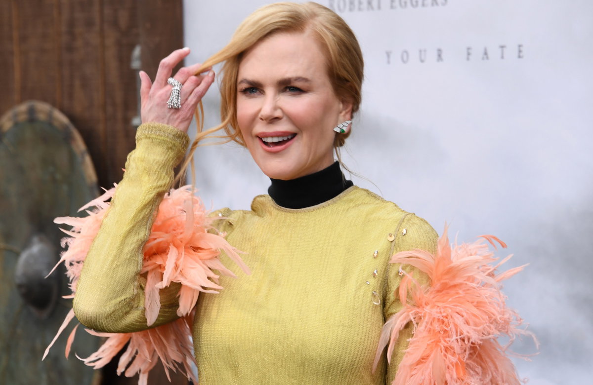 Nicole Kidman streicht Haarsträhne aus Augenbrauen