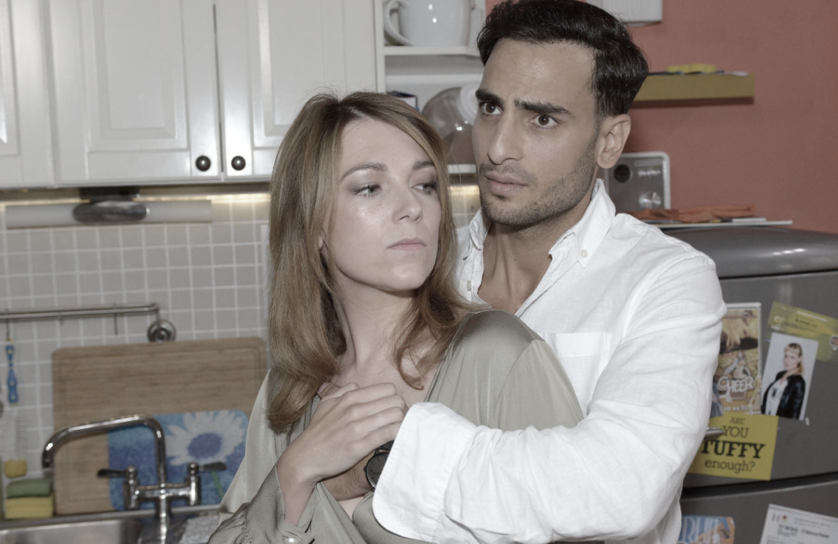 Nihat umarmt Lilly von hinten