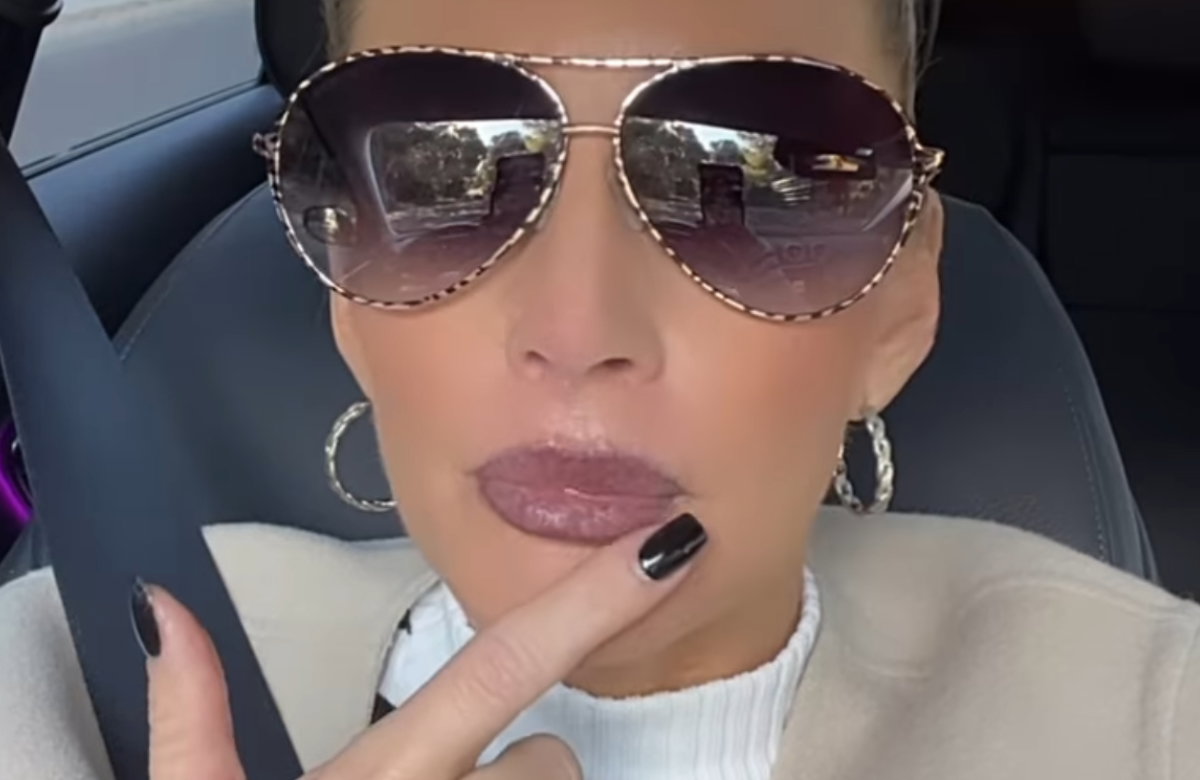 Peggy Jerofke mit Sonnenbrille, fasst sich an den Mund