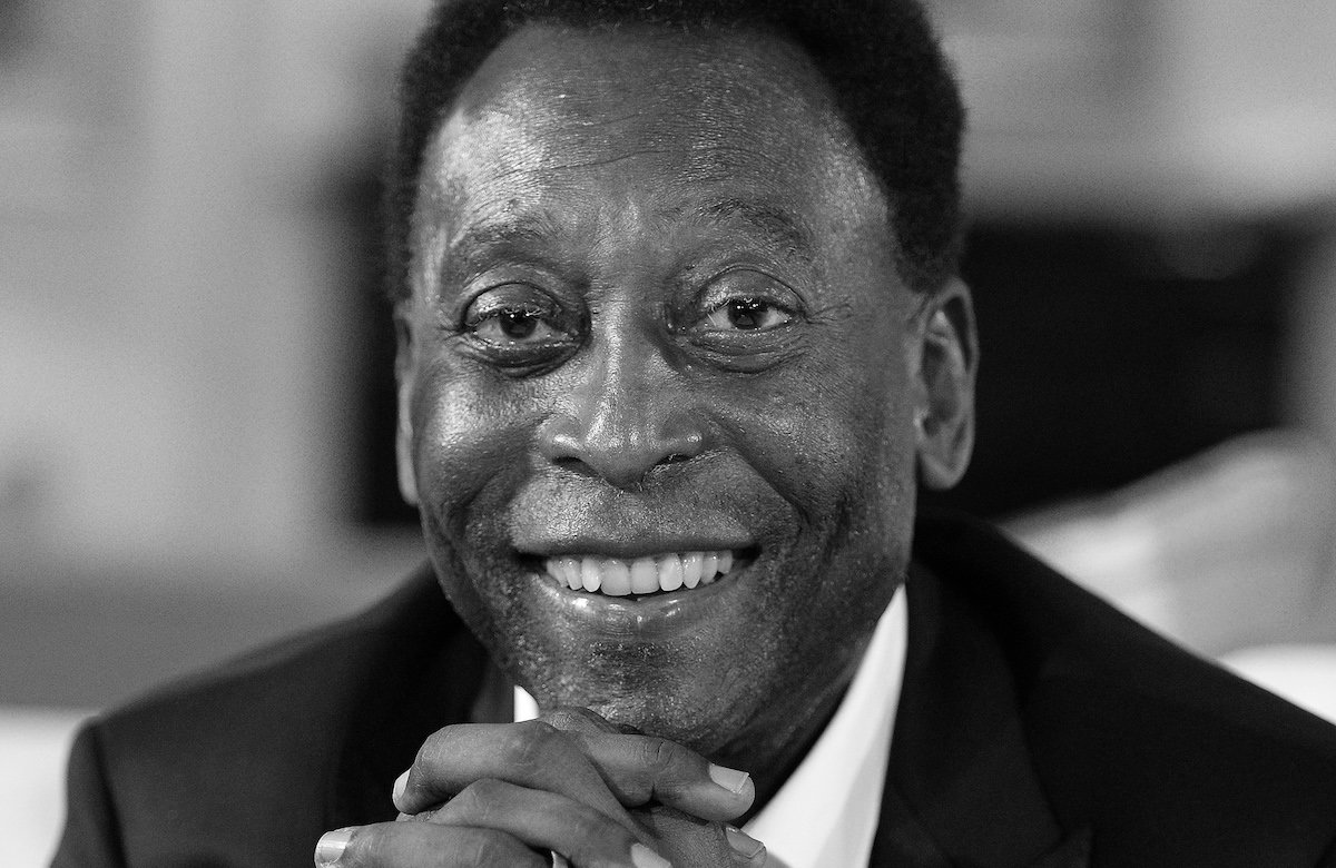Fußball-Legende Pelé lächelt in schwarz-weiß