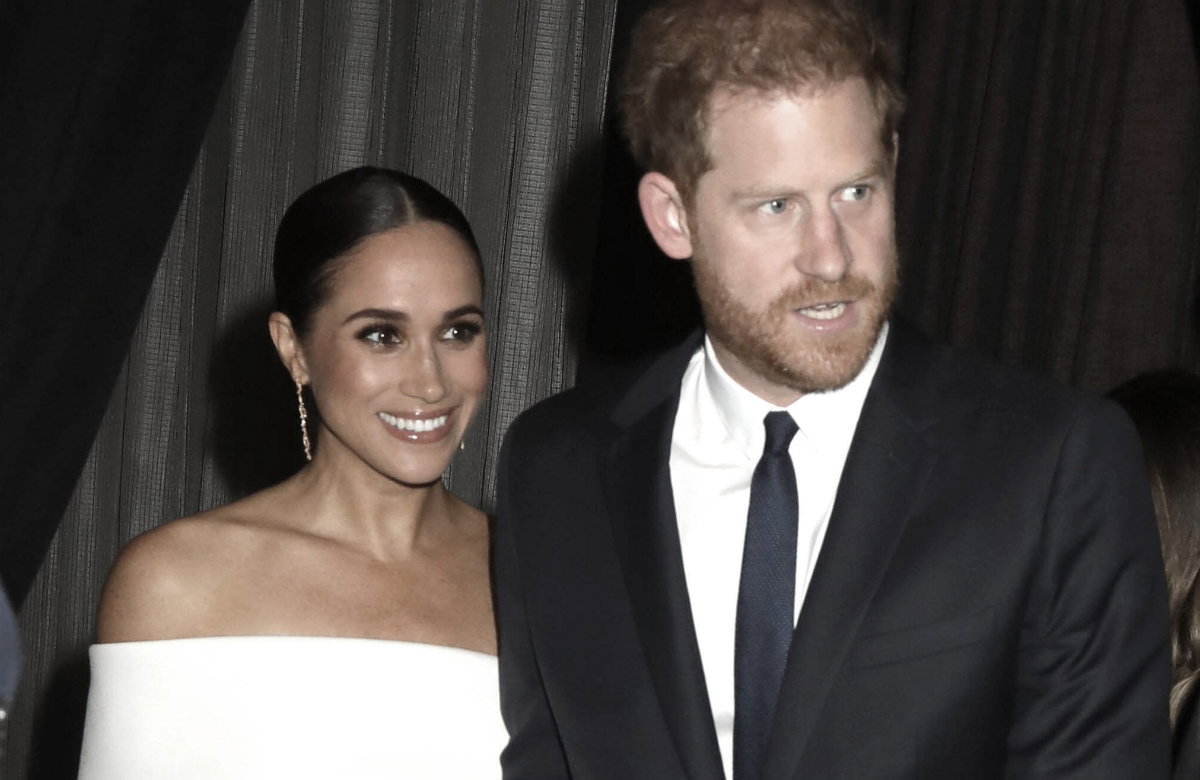 Herzogin Meghan lächelt, Prinz Harry schaut sauer
