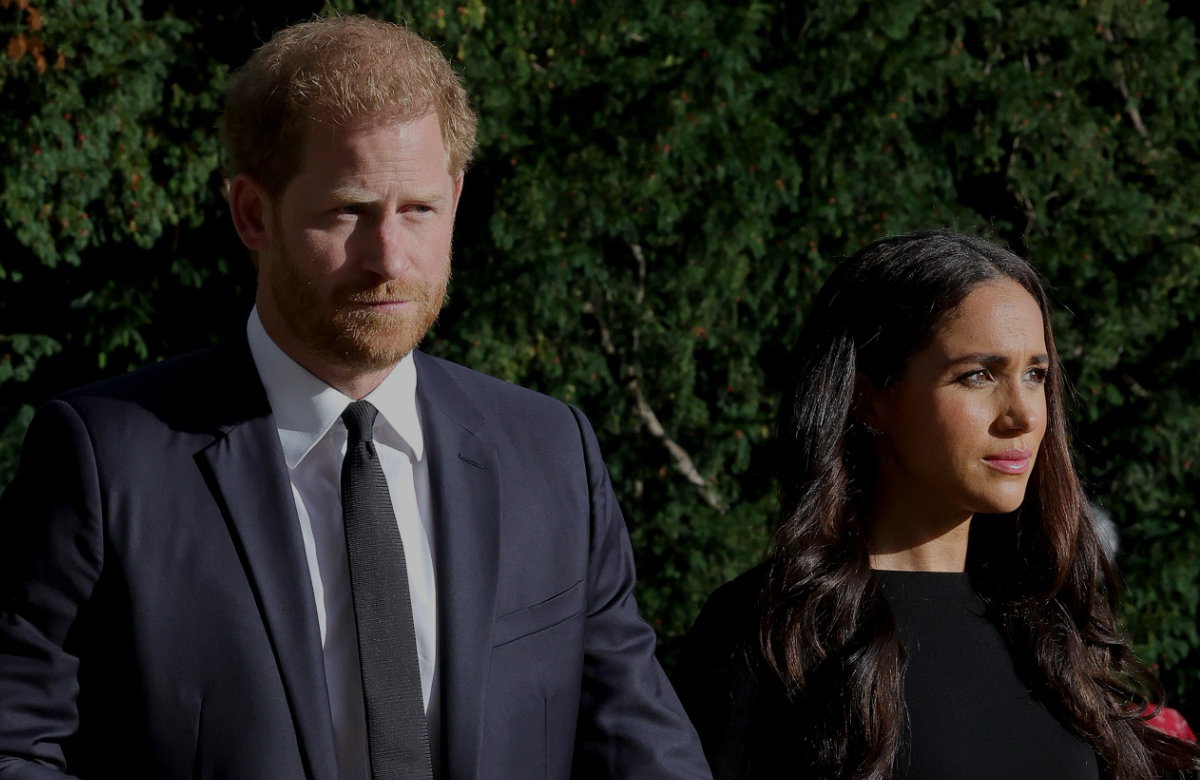Prinz Harry und Herzogin Meghan gehen Hand in Hand.
