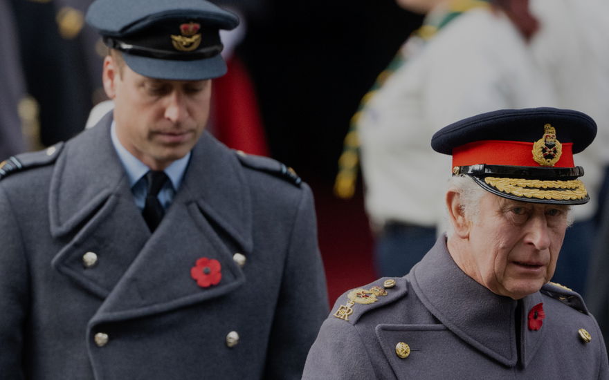Prinz William und König Charles III. schauen bei der Beerdigung von Prinz Philip bedrückt.