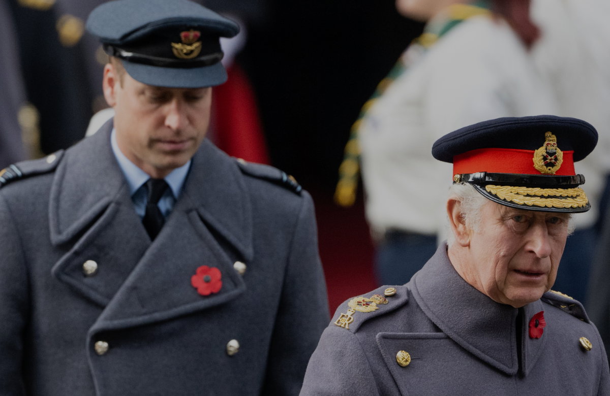 Prinz William und König Charles III. schauen bei der Beerdigung von Prinz Philip bedrückt.