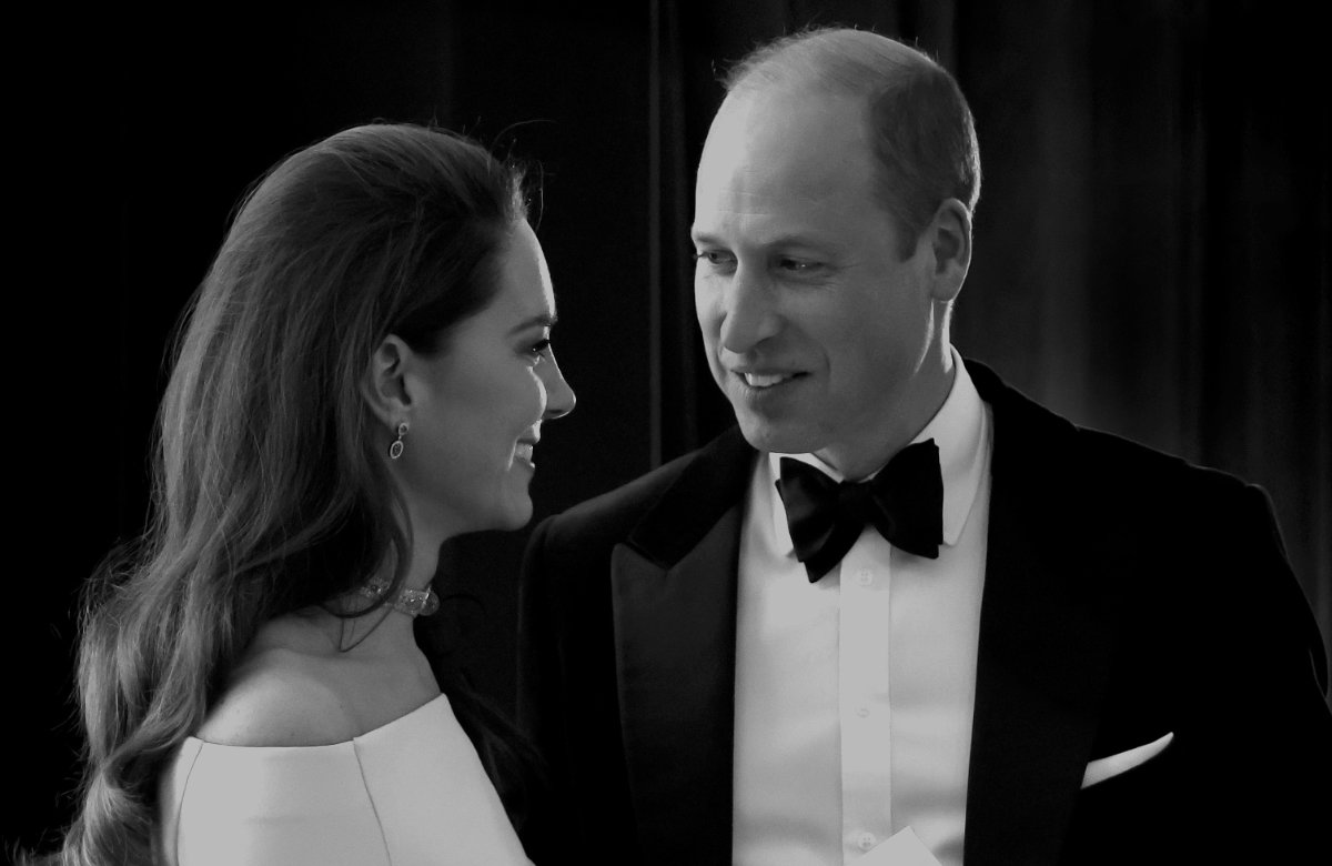 Prinzessin Kate und Prinz William schauen sich bei der Vergabe des Earthshot-Price verliebt an.
