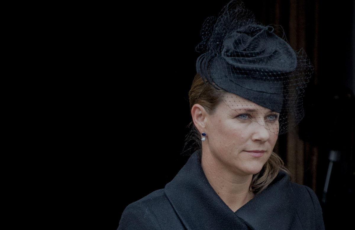 Prinzessin Märtha-Louise schaut in die Ferne.