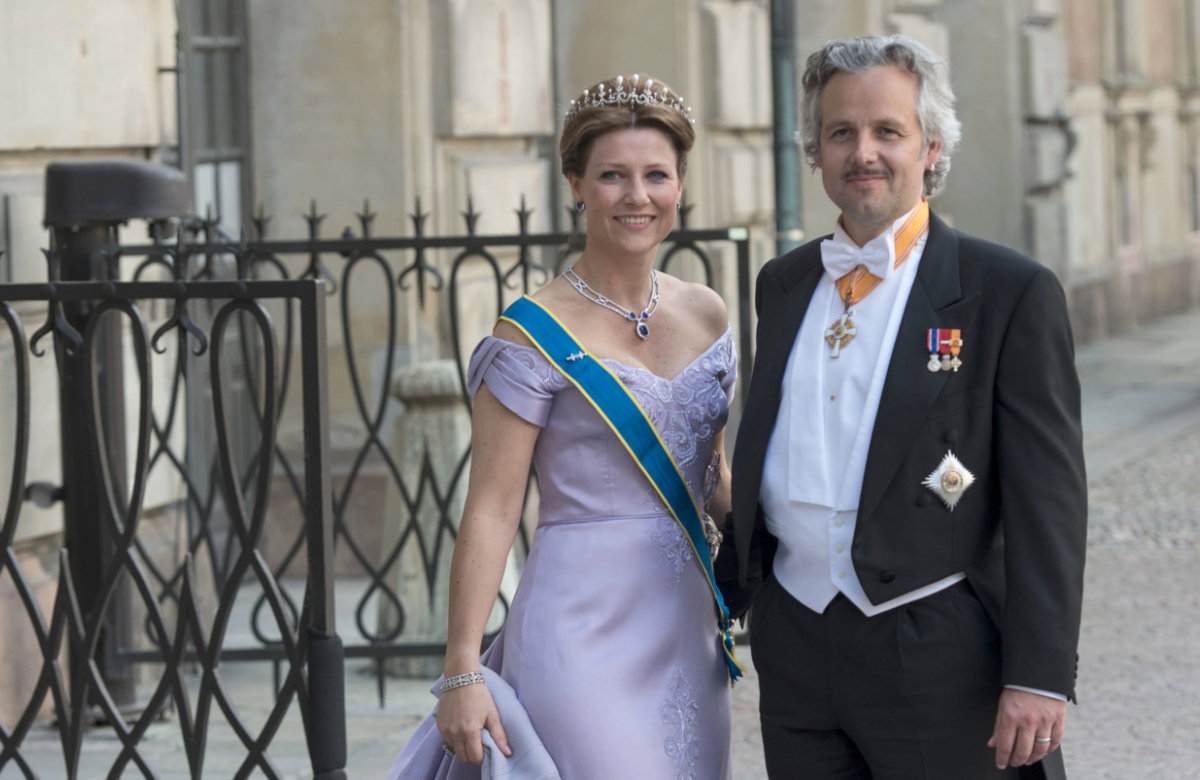 Prinzessin Märtha-Louise und Ari Behm lächeln.