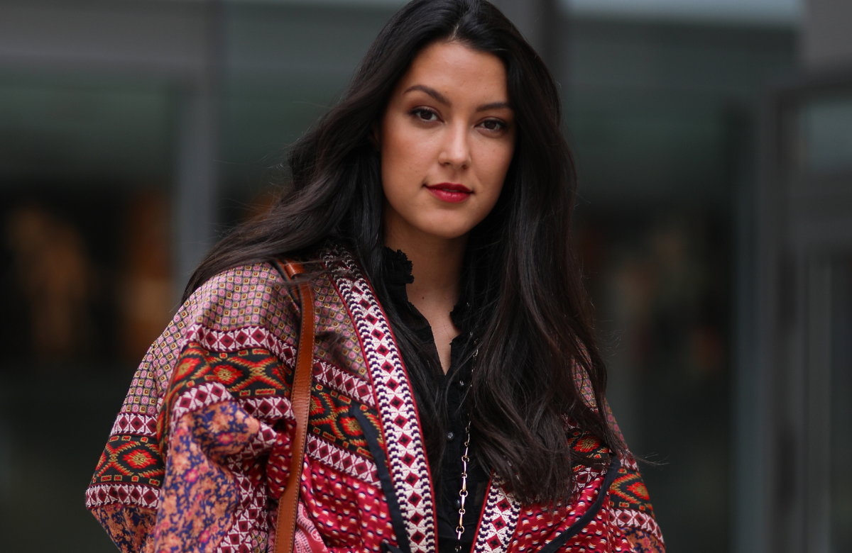 Rebecca Mir im Ethno-Look