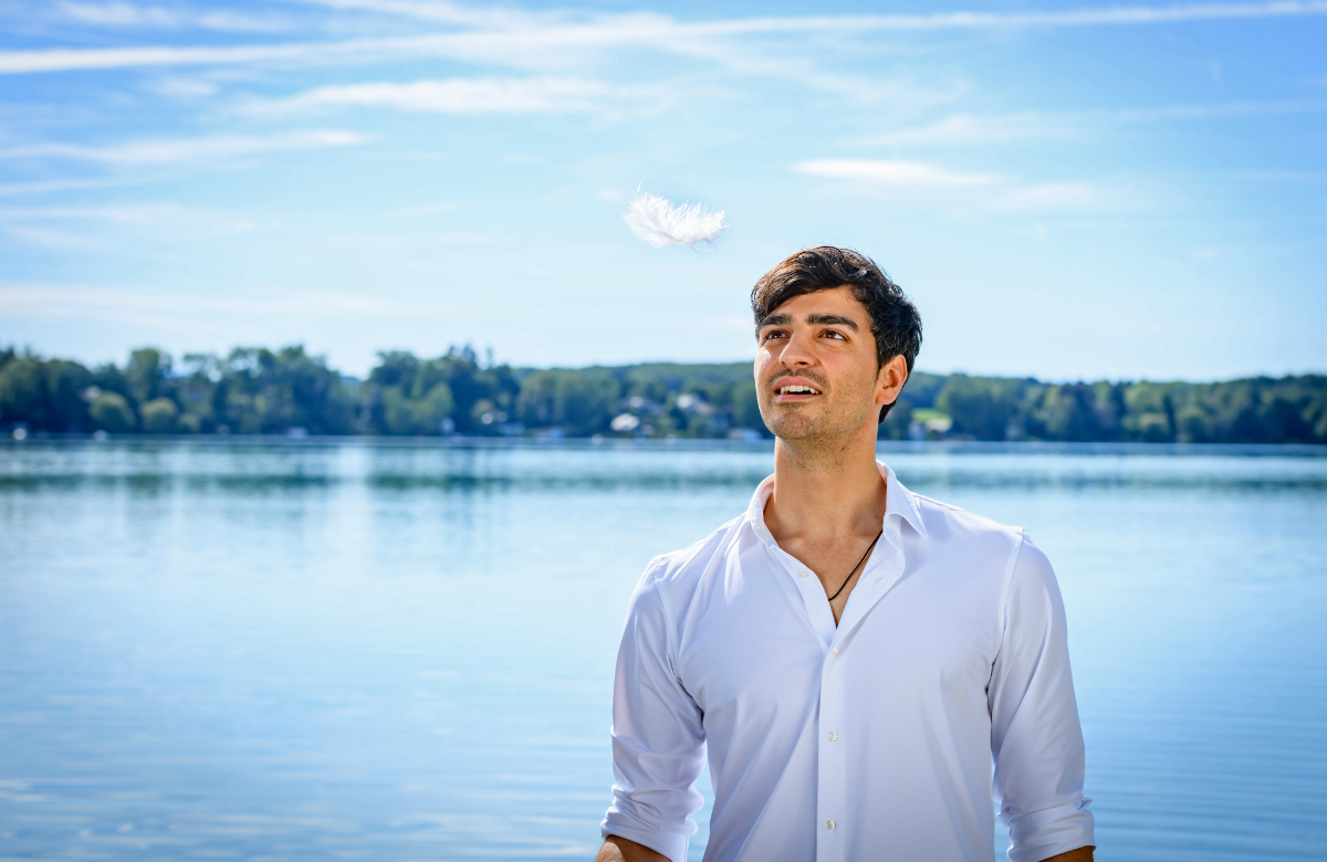Sturm der Liebe, Leander schaut nach oben, im Hintergrund ein See