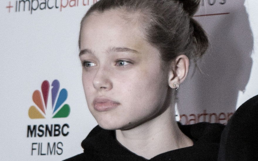 Shiloh Jolie-Pitt guckt traurig zur Seite