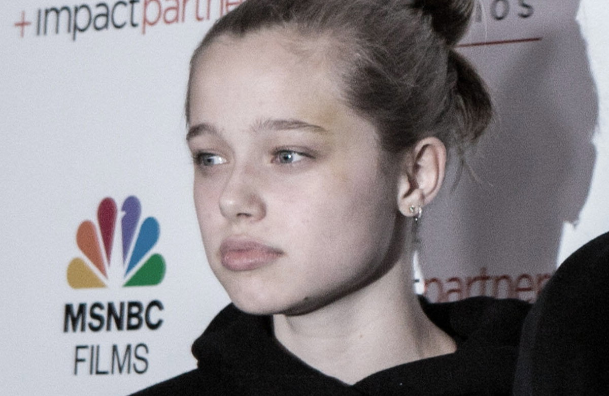 Shiloh Jolie-Pitt guckt traurig zur Seite