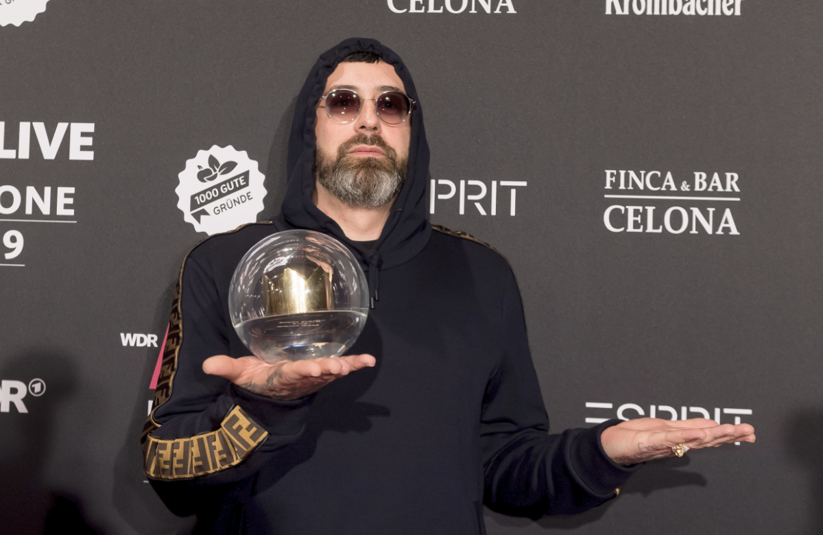 Sido posiert mit einem Award in der Hand