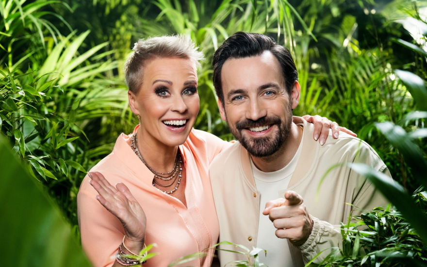 Sonja Zietlow und Jan Köppen moderieren das Dschungelcamp